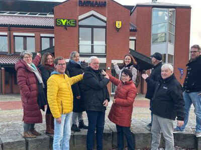 Die Teilnehmenden des Workshops stehen vor dem Syker Rathaus.
