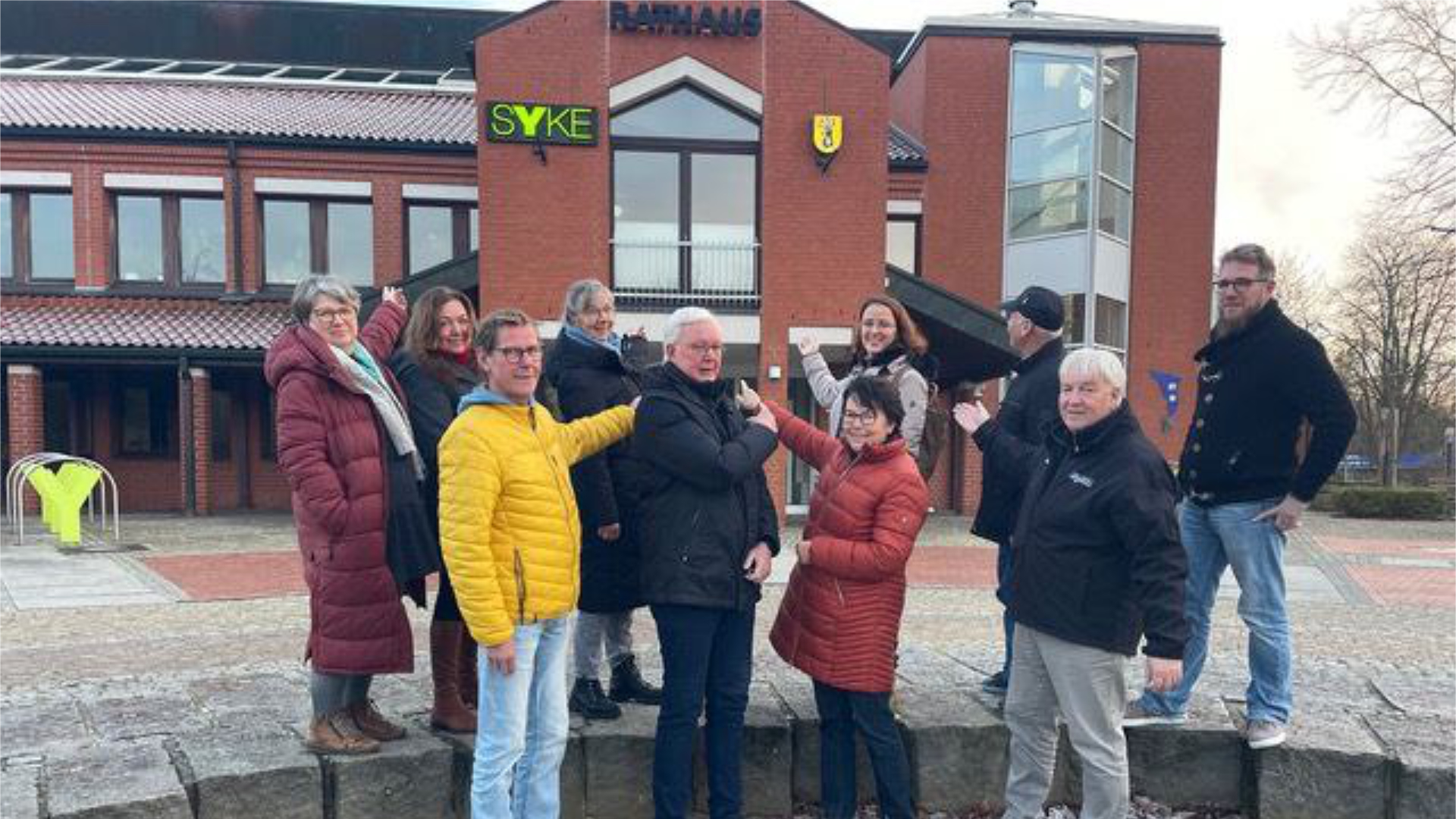 Die Teilnehmenden des Workshops stehen vor dem Syker Rathaus.
